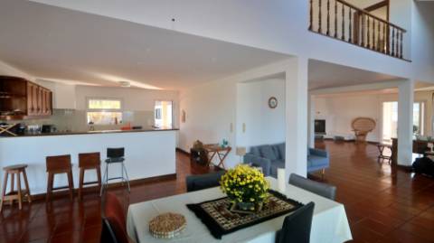 VENDA de VIVENDA - MORADIA à beira-mar, com AMPLO TERRENO, JARDIM e PISCINA - Mosteiros, Ponta Delgada, São Miguel, Açores