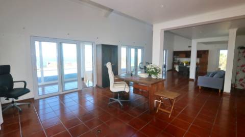 VENDA de VIVENDA - MORADIA à beira-mar, com AMPLO TERRENO, JARDIM e PISCINA - Mosteiros, Ponta Delgada, São Miguel, Açores