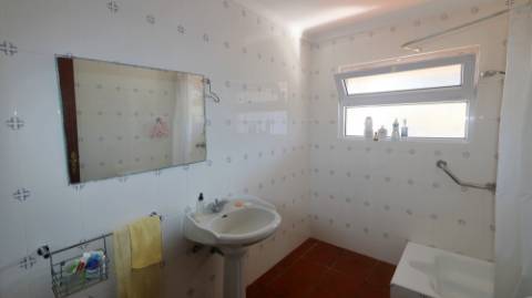 VENDA de VIVENDA - MORADIA à beira-mar, com AMPLO TERRENO, JARDIM e PISCINA - Mosteiros, Ponta Delgada, São Miguel, Açores