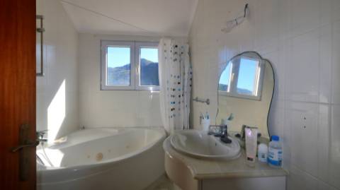 VENDA de VIVENDA - MORADIA à beira-mar, com AMPLO TERRENO, JARDIM e PISCINA - Mosteiros, Ponta Delgada, São Miguel, Açores