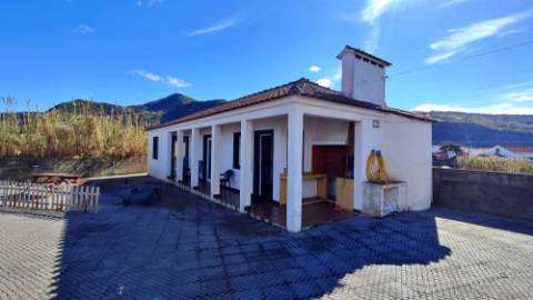 VENDA de VIVENDA - MORADIA à beira-mar, com AMPLO TERRENO, JARDIM e PISCINA - Mosteiros, Ponta Delgada, São Miguel, Açores