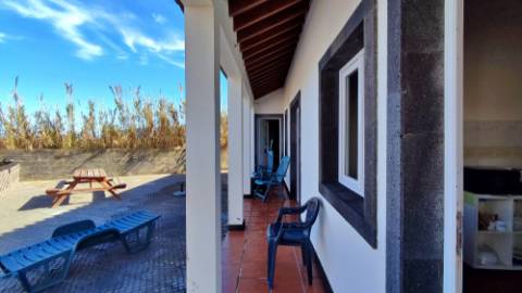 VENDA de VIVENDA - MORADIA à beira-mar, com AMPLO TERRENO, JARDIM e PISCINA - Mosteiros, Ponta Delgada, São Miguel, Açores