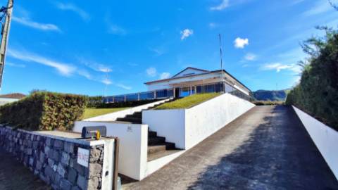 VENDA de VIVENDA - MORADIA à beira-mar, com AMPLO TERRENO, JARDIM e VISTA MAR - Mosteiros, Ponta Delgada, São Miguel, Açores