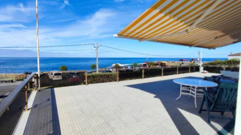 VENDA de VIVENDA - MORADIA à beira-mar, com AMPLO TERRENO, JARDIM e VISTA MAR - Mosteiros, Ponta Delgada, São Miguel, Açores