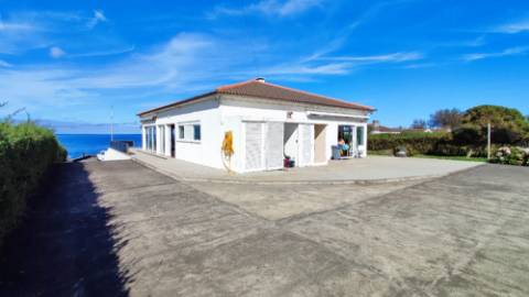 VENDA de VIVENDA - MORADIA à beira-mar, com AMPLO TERRENO, JARDIM e VISTA MAR - Mosteiros, Ponta Delgada, São Miguel, Açores