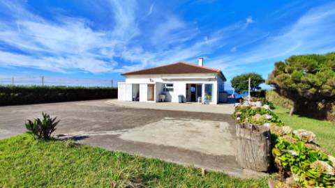 VENDA de VIVENDA - MORADIA à beira-mar, com AMPLO TERRENO, JARDIM e VISTA MAR - Mosteiros, Ponta Delgada, São Miguel, Açores