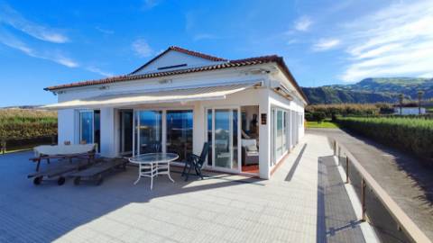VENDA de VIVENDA - MORADIA à beira-mar, com AMPLO TERRENO, JARDIM e VISTA MAR - Mosteiros, Ponta Delgada, São Miguel, Açores