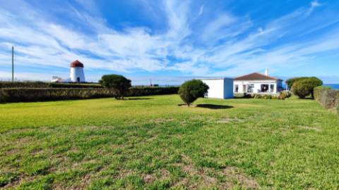 VENDA de VIVENDA - MORADIA à beira-mar, com AMPLO TERRENO, JARDIM e VISTA MAR - Mosteiros, Ponta Delgada, São Miguel, Açores