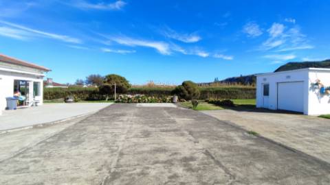 VENDA de VIVENDA - MORADIA à beira-mar, com AMPLO TERRENO, JARDIM e VISTA MAR - Mosteiros, Ponta Delgada, São Miguel, Açores