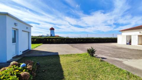 VENDA de VIVENDA - MORADIA à beira-mar, com AMPLO TERRENO, JARDIM e VISTA MAR - Mosteiros, Ponta Delgada, São Miguel, Açores