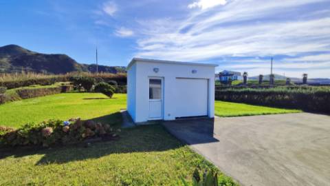VENDA de VIVENDA - MORADIA à beira-mar, com AMPLO TERRENO, JARDIM e VISTA MAR - Mosteiros, Ponta Delgada, São Miguel, Açores