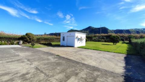 VENDA de VIVENDA - MORADIA à beira-mar, com AMPLO TERRENO, JARDIM e VISTA MAR - Mosteiros, Ponta Delgada, São Miguel, Açores
