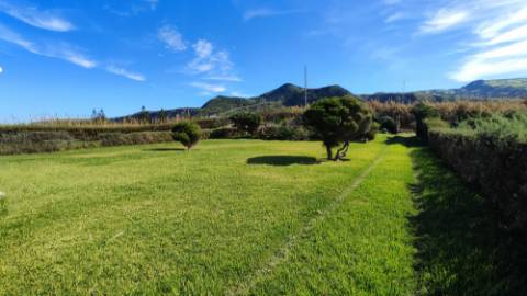 VENDA de VIVENDA - MORADIA à beira-mar, com AMPLO TERRENO, JARDIM e VISTA MAR - Mosteiros, Ponta Delgada, São Miguel, Açores