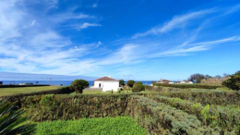 VENDA de VIVENDA - MORADIA à beira-mar, com AMPLO TERRENO, JARDIM e VISTA MAR - Mosteiros, Ponta Delgada, São Miguel, Açores