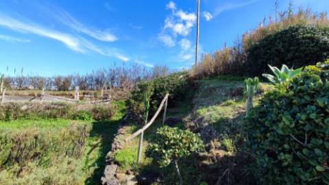 VENDA de VIVENDA - MORADIA à beira-mar, com AMPLO TERRENO, JARDIM e VISTA MAR - Mosteiros, Ponta Delgada, São Miguel, Açores