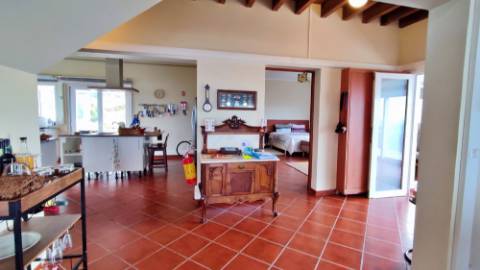 VENDA de VIVENDA - MORADIA à beira-mar, com AMPLO TERRENO, JARDIM e VISTA MAR - Mosteiros, Ponta Delgada, São Miguel, Açores