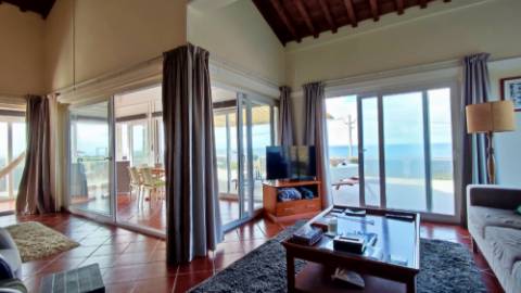 VENDA de VIVENDA - MORADIA à beira-mar, com AMPLO TERRENO, JARDIM e VISTA MAR - Mosteiros, Ponta Delgada, São Miguel, Açores