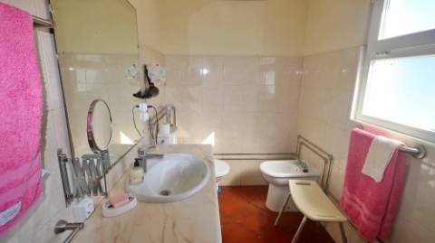 VENDA de VIVENDA - MORADIA à beira-mar, com AMPLO TERRENO, JARDIM e VISTA MAR - Mosteiros, Ponta Delgada, São Miguel, Açores