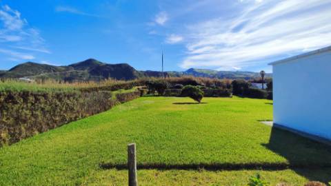 VENDA de VIVENDA - MORADIA à beira-mar, com AMPLO TERRENO, JARDIM e VISTA MAR - Mosteiros, Ponta Delgada, São Miguel, Açores