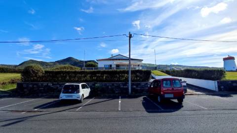 VENDA de VIVENDA - MORADIA à beira-mar, com AMPLO TERRENO, JARDIM e VISTA MAR - Mosteiros, Ponta Delgada, São Miguel, Açores