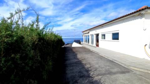 VENDA de VIVENDA - MORADIA à beira-mar, com AMPLO TERRENO, JARDIM e VISTA MAR - Mosteiros, Ponta Delgada, São Miguel, Açores