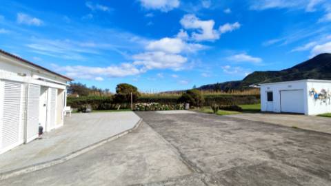 VENDA de VIVENDA - MORADIA à beira-mar, com AMPLO TERRENO, JARDIM e VISTA MAR - Mosteiros, Ponta Delgada, São Miguel, Açores