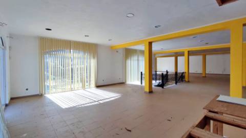 VENDA de ÁREA COMERCIAL - EDIFÍCIO - Achadinha, Nordeste, Ilha de São Miguel, Açores