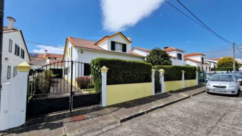 VENDA de MORADIA - VIVENDA T3+2 com Jardim e Garagem - Relva, Ponta Delgada, Ilha de São Miguel, Açores