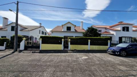 VENDA de MORADIA - VIVENDA T3+2 com Jardim e Garagem - Relva, Ponta Delgada, Ilha de São Miguel, Açores