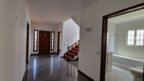 VENDA de MORADIA - VIVENDA T3+2 com Jardim e Garagem - Relva, Ponta Delgada, Ilha de São Miguel, Açores