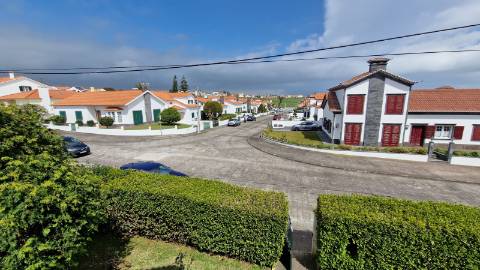 VENDA de MORADIA - VIVENDA T3+2 com Jardim e Garagem - Relva, Ponta Delgada, Ilha de São Miguel, Açores