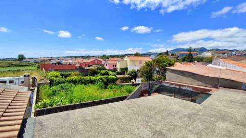 VENDA de CASA - MORADIA T3+1 com garagem e terraços - Arrifes, Ponta Delgada, Ilha de São Miguel, Açores