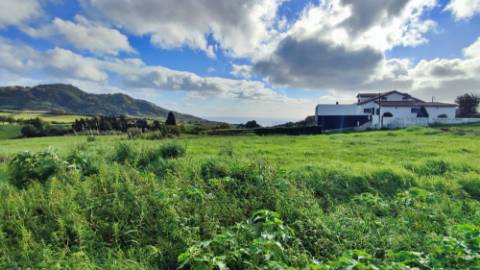 VENDA de MORADIA ISOLADA T2+1 NOVA, com amplo TERRENO - Povoação, Ilha de São Miguel, Açores