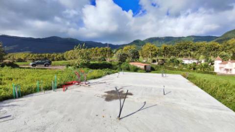 VENDA de MORADIA ISOLADA T2+1 NOVA, com amplo TERRENO - Povoação, Ilha de São Miguel, Açores