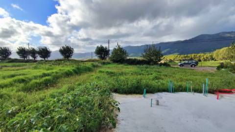 VENDA de MORADIA ISOLADA T2+1 NOVA, com amplo TERRENO - Povoação, Ilha de São Miguel, Açores