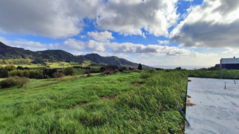 VENDA de MORADIA ISOLADA T2+1 NOVA, com amplo TERRENO - Povoação, Ilha de São Miguel, Açores