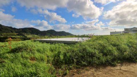 VENDA de MORADIA ISOLADA T2+1 NOVA, com amplo TERRENO - Povoação, Ilha de São Miguel, Açores