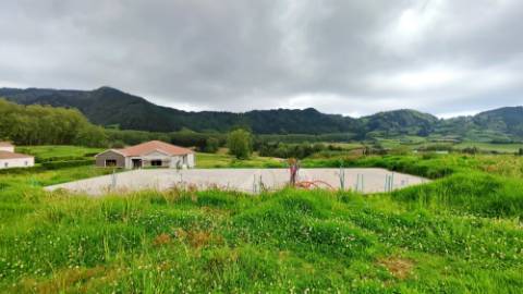 VENDA de MORADIA ISOLADA T2+1 NOVA, com amplo TERRENO - Povoação, Ilha de São Miguel, Açores