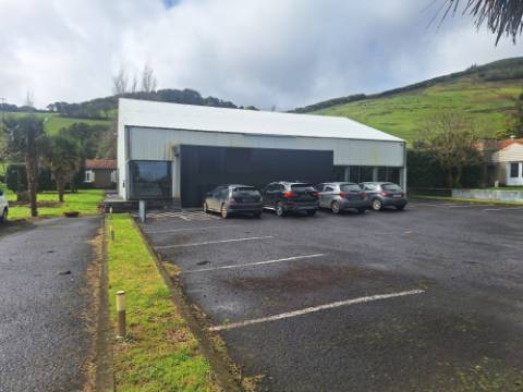 VENDA de Edifício - Comércio - Ginásio com amplo terreno - Ribeirinha, Horta, Ilha do Faial, Açores