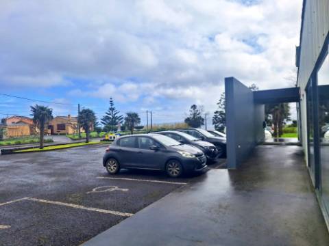 VENDA de Edifício - Comércio - Ginásio com amplo terreno - Ribeirinha, Horta, Ilha do Faial, Açores