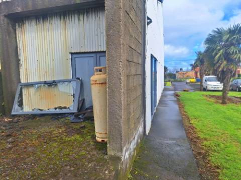 VENDA de Edifício - Comércio - Ginásio com amplo terreno - Ribeirinha, Horta, Ilha do Faial, Açores
