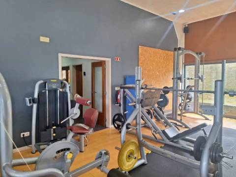 VENDA de Edifício - Comércio - Ginásio com amplo terreno - Ribeirinha, Horta, Ilha do Faial, Açores