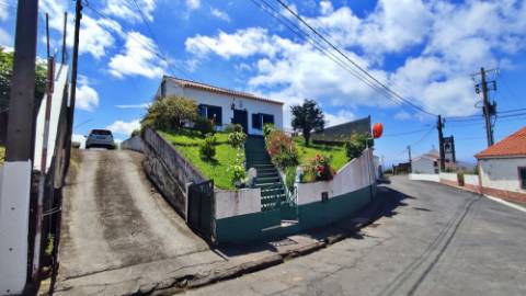 VENDA de CASA - MORADIA com Jardim, Entrada Lateral e Quintal - Fenais da Ajuda, Ribeira Grande, São Miguel, Açores