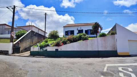 VENDA de CASA - MORADIA com Jardim, Entrada Lateral e Quintal - Fenais da Ajuda, Ribeira Grande, São Miguel, Açores
