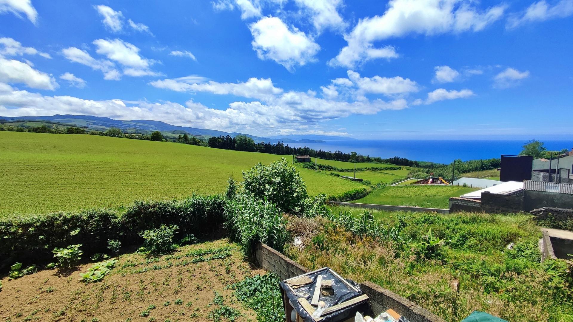 VENDA de CASA - MORADIA com Jardim, Entrada Lateral e Quintal - Fenais da Ajuda, Ribeira Grande, São Miguel, Açores