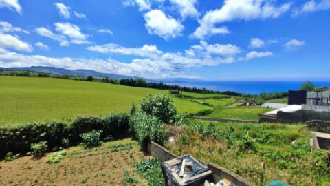 VENDA de CASA - MORADIA com Jardim, Entrada Lateral e Quintal - Fenais da Ajuda, Ribeira Grande, São Miguel, Açores