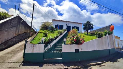 VENDA de CASA - MORADIA com Jardim, Entrada Lateral e Quintal - Fenais da Ajuda, Ribeira Grande, São Miguel, Açores