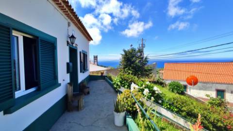 VENDA de CASA - MORADIA com Jardim, Entrada Lateral e Quintal - Fenais da Ajuda, Ribeira Grande, São Miguel, Açores