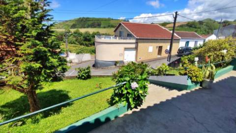 VENDA de CASA - MORADIA com Jardim, Entrada Lateral e Quintal - Fenais da Ajuda, Ribeira Grande, São Miguel, Açores