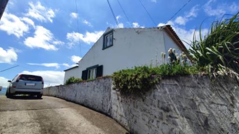 VENDA de CASA - MORADIA com Jardim, Entrada Lateral e Quintal - Fenais da Ajuda, Ribeira Grande, São Miguel, Açores